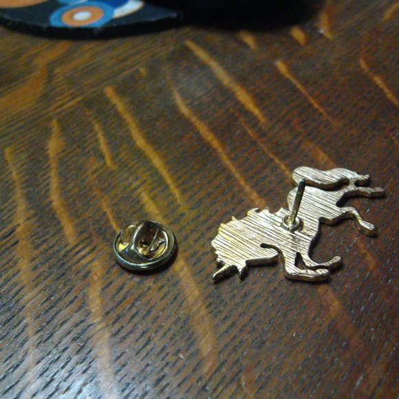 🦄 Gold Unicorn Magical Lapel Pin - Picture 3 of 4